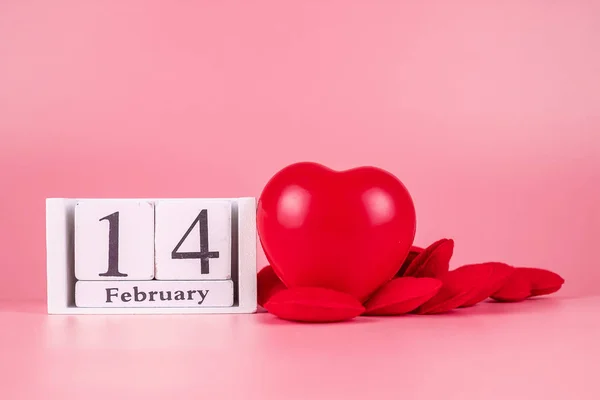 Rött hjärta form dekoration med 14 Februari kalender på rosa bac — Stockfoto