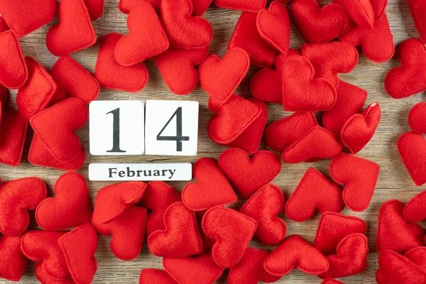 Rode hart vorm decoratie met 14 februari kalender op houten b — Stockfoto