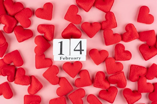 Rode hart vorm decoratie met 14 februari kalender op roze bac — Stockfoto