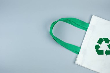 Gri arkaplanda Eko Alışveriş çantası ve metin için Kopyalama alanı. En