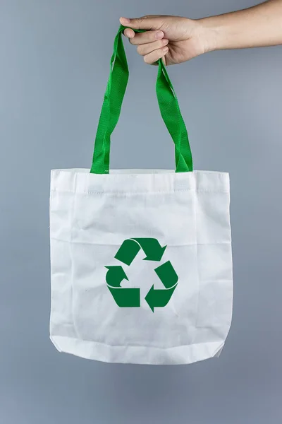Bolsas ecológicas de tela en blanco o bolsas de tela de hilo de algodón,  bolsas vacías y símbolo de reciclaje verde