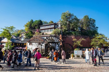 Lijiang Eski Kasabası 'ndaki iki dev su çarkı, en büyük anci.