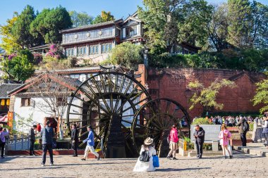 Lijiang Eski Kasabası 'ndaki iki dev su çarkı, en büyük anci.