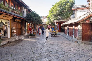 Meydan Caddesi 'ndeki dükkanlar ve Lijiang Eski Kasabası' ndaki insanlar...