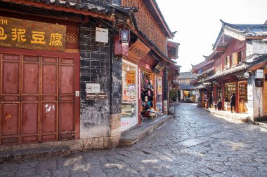 Meydan Caddesi 'ndeki dükkanlar ve Lijiang Eski Kasabası' ndaki insanlar...