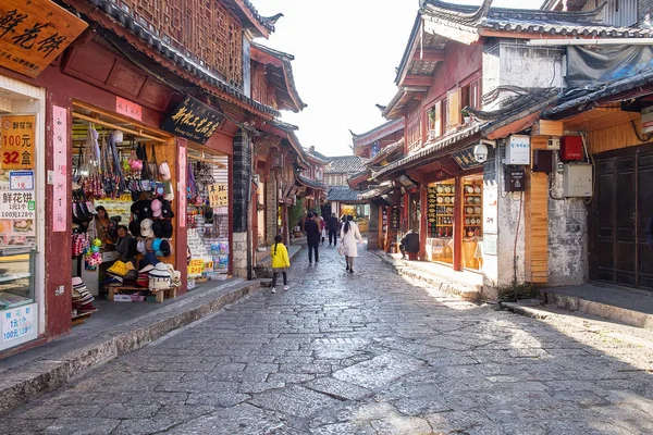 Geschäfte entlang der quadratischen Straße und Menschen in der Altstadt von Lijiang, es — Stockfoto