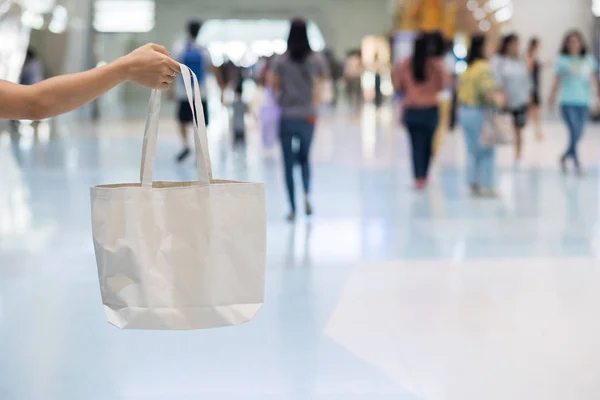 Женщина держит сумку Eco Shopping на заднем плане в магазине с копом — стоковое фото