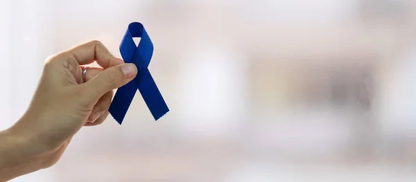 Maart Colorectal Cancer Bewustmakingsmaand, Man met donkere blauwe R — Stockfoto