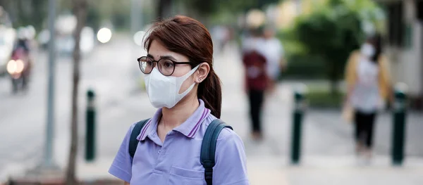 Joven mujer asiática usando N95 máscara respiratoria proteger y filtrar —  Fotos de Stock