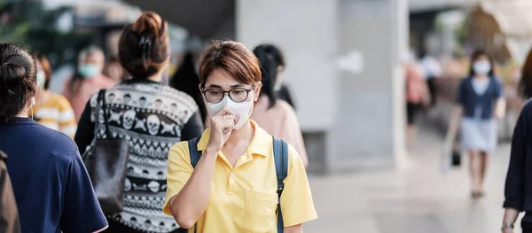 Молодая азиатка в защитной маске против романа Коронави — стоковое фото