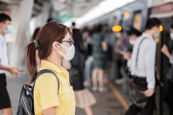 Joven mujer asiática usando máscara de protección contra la novela coronavi —  Fotos de Stock