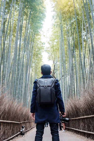 Jovem Viajando em Arashiyama Bamboo Grove, feliz trav asiático — Fotografia de Stock