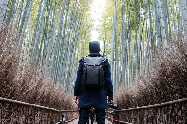 Jovem Viajando em Arashiyama Bamboo Grove, feliz trav asiático — Fotografia de Stock