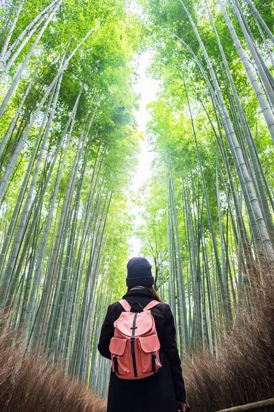 Jovem viajando em Arashiyama Bamboo Grove, Happy Asian tr — Fotografia de Stock