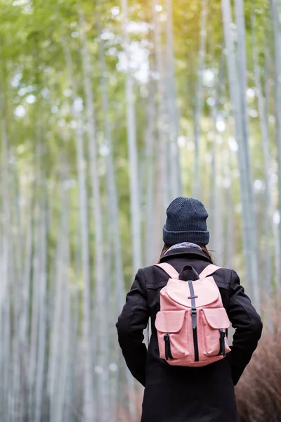Ung kvinna som reser på Arashiyama Bamboo Grove, Happy Asian tr — Stockfoto