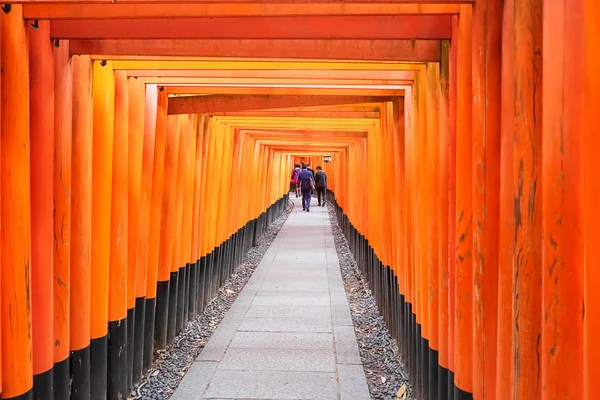 Fushimi Inari-taisha szentély, több mint 5000 élénk narancssárga torii kapu. — Stock Fotó
