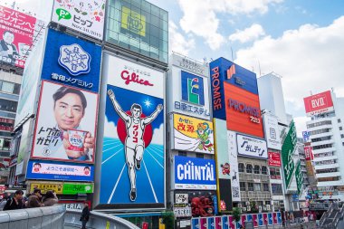 Shinsaibashi sh 'deki ünlü Glico Man de dahil.