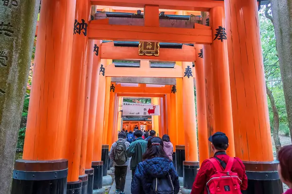 Santuario Inari-taisha de Fushimi, más de 5000 puerta torii naranja vibrante — Foto de Stock