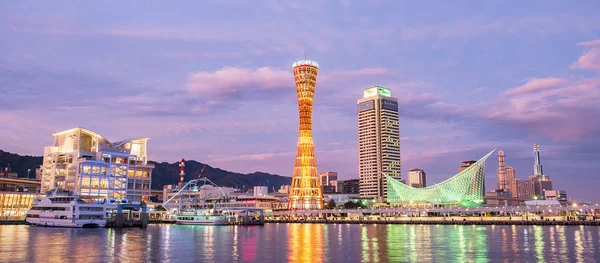 Hermosa de la torre del puerto de Kobe, punto de referencia y popular para los turistas — Foto de Stock