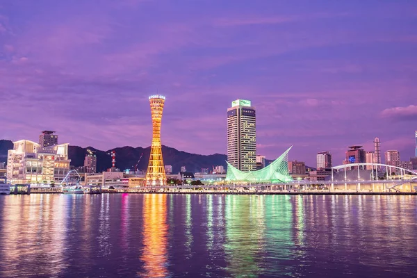 Gyönyörű a Kobe Port Tower, mérföldkő és népszerű a turisták — Stock Fotó