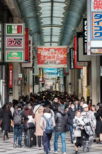 Calle comercial Shinsaibashi cerca de Namba, Osaka, la principal ciudad — Foto de Stock