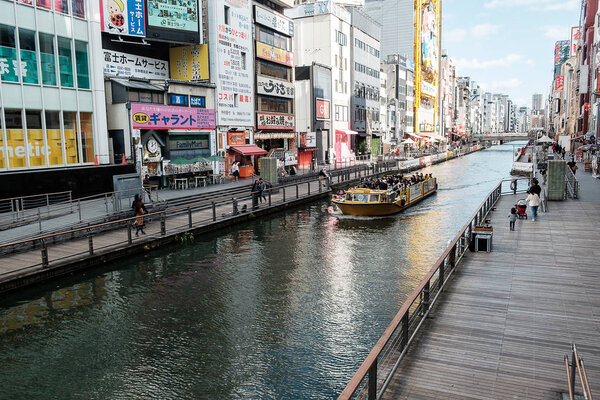 Круиз в Томбори проходит по реке Дотомбори в магазине Shinsaibashi
