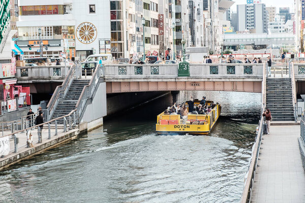 Круиз в Томбори проходит по реке Дотомбори в магазине Shinsaibashi
