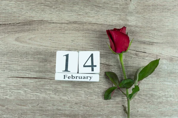 Rosa roja sobre fondo de mesa de madera. Amor, Romántico y Hap — Foto de Stock