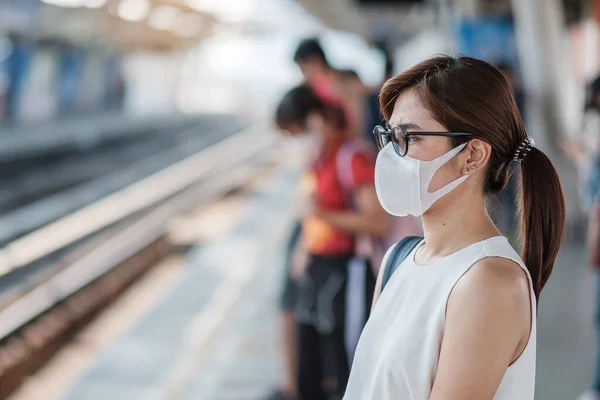 Fiatal ázsiai nő visel védő maszk ellen Novel coronavi — Stock Fotó