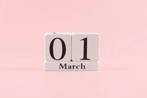 1 mars Kalender på rosa bakgrund med kopieringsutrymme för text. — Stockfoto