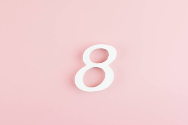 Pembe arkaplanda sekizinci numara ve metin için kopyalama alanı. Sevgiler, Eq