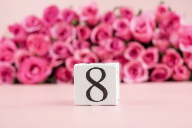 Pembe Gül çiçeği ve Pembe arkaplandaki 8. numara.