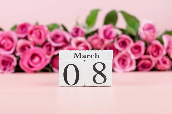 Rosa ros blomma och 8 mars kalender på rosa bakgrund med — Stockfoto