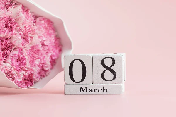 Roze anjer bloem en 8 maart kalender op roze achtergrond — Stockfoto