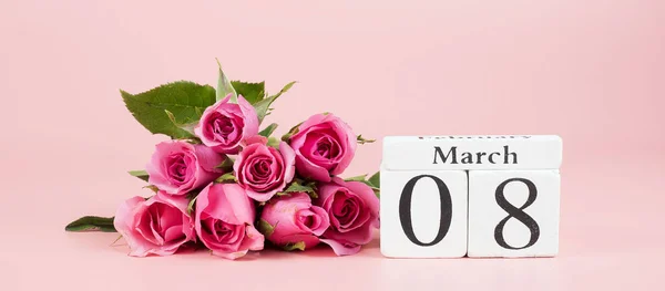 Rose Rose fleur et calendrier du 8 Mars sur fond rose avec — Photo