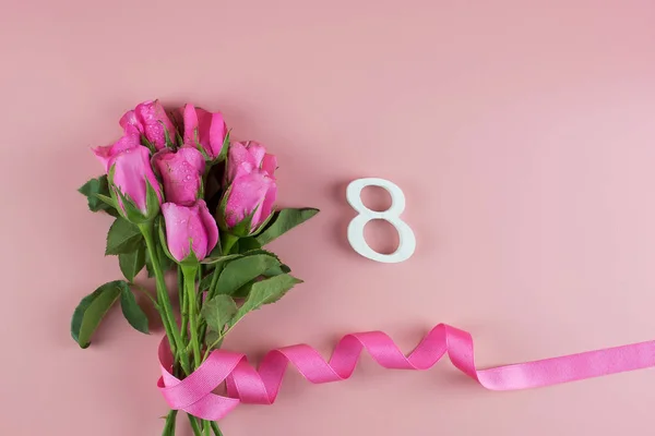 Rosa ros blomma och 8th Antal på rosa bakgrund med kopia spa — Stockfoto