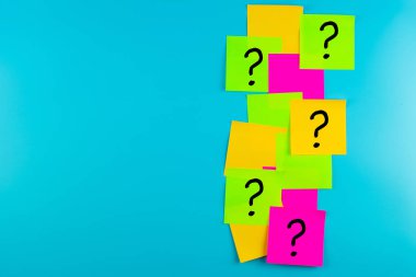 Soru işareti (?) Mavi arka planda kağıt notlar var. Faq (sıklıkla sorulan sorular), Yanıt, Soru & A, İletişim ve Beyin Fırtınası, Uluslararası Soru Sorma Günü Kavramları