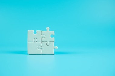 Mavi arkaplanda bulmaca parçaları ve metin için kopyalama alanı. Çözümler, misyon, başarılı, hedefler, işbirliği, ortaklık ve strateji kavramı