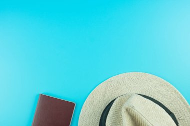 Üst görünüm Şapka, mavi arkaplanda pasaport metin için kopyalama alanı. Seyahat ve Tatil kavramı
