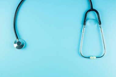 Üst görünüm steteskop mavi arkaplan ve metin için kopyalama alanı. Sağlık, Hayat Sigortası, Sağlık Günü, Dünya Kalp Günü ve Mutlu Doktor Günü konsepti