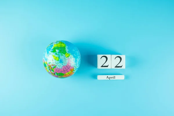 Globe Április Naptár Kék Háttérrel Boldog Föld Napját Környezet Koncepcióját — Stock Fotó