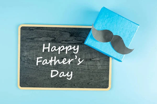 Geschenkdoos Met Snor Blauwe Achtergrond Voorbereiding Voor Vader Werelddag Voor — Stockfoto