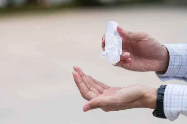 Mãos Homem Usando Dispensador Gel Higienizador Mãos Lavadas Contra Novo — Fotografia de Stock