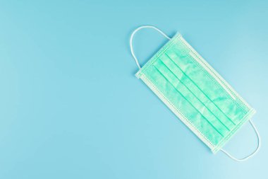 Mavi arka planda cerrahi yüz maskesi, Novel Coronavirus veya Corona Virüs Hastalığı 'na karşı (Covid-19). Antiseptik, Hijyen ve Sağlık Konsepti