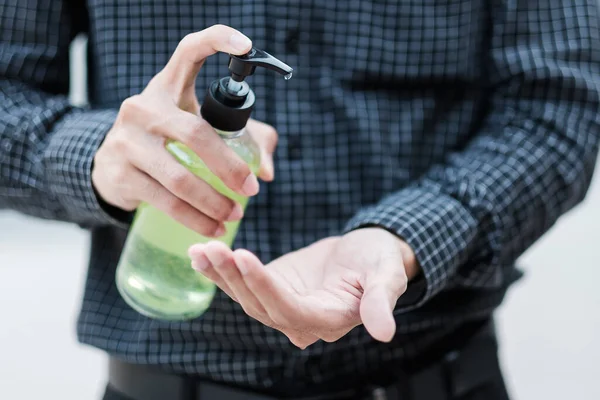 Mãos Homem Usando Dispensador Gel Desinfetante Mão Lavagem Contra Novo — Fotografia de Stock