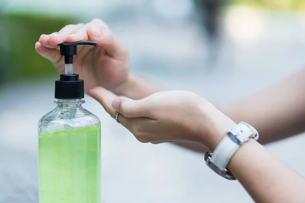 Woman Hands Using Wash Hand Sanitizer Gel Dispenser Novel Coronavirus — Stock Photo, Image