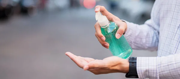 Mano Del Hombre Usando Dispensador Del Gel Del Desinfectante Mano —  Fotos de Stock