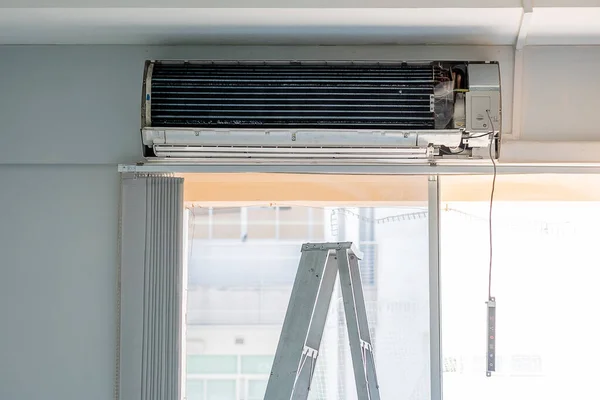 Klimaanlage Während Der Wartungsarbeiten Innenräumen Reinigungs Wasch Und Klimaservice Konzept — Stockfoto