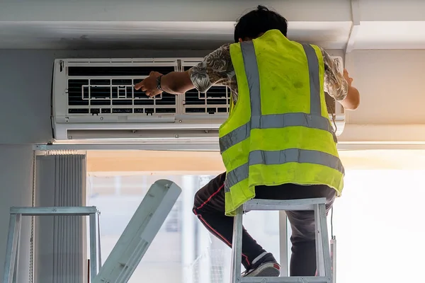 Joven Técnico Mantenimiento Aire Acondicionado Interiores Servicio Limpieza Lavado Acondicionamiento —  Fotos de Stock