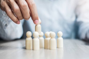 İşadamı, işçi kalabalığından lider ahşabı çekiyor. Halk, İş, İnsan Kaynakları Yönetimi, İşe Alma, Takım Çalışması, Strateji ve Liderlik Kavramları
